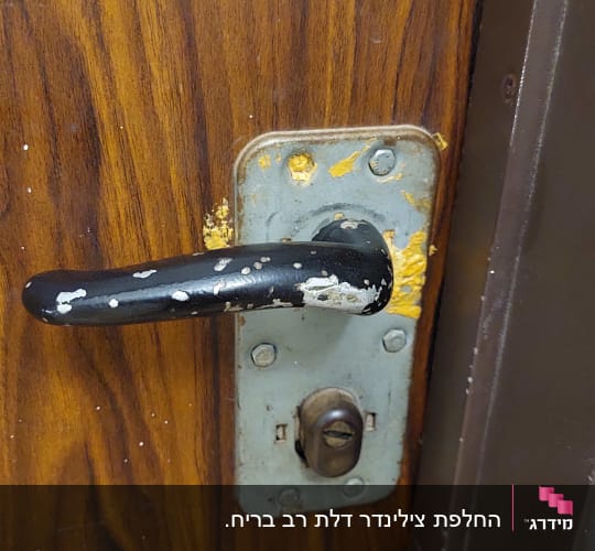 ידית דלת מתכתית עם מנעול ישן